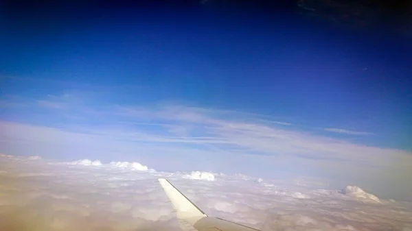 飞行过程中从飞机窗口看云彩与大地 — 图库照片