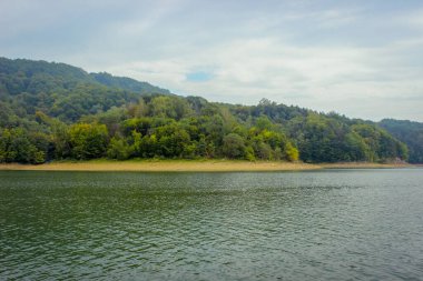 Büyük ve güzel bir dağ gölünün yüzeyine bakıyorum.