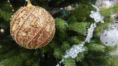 Yılbaşı süsleri dallarda Noel ağacı