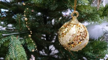 Yılbaşı süsleri dallarda Noel ağacı