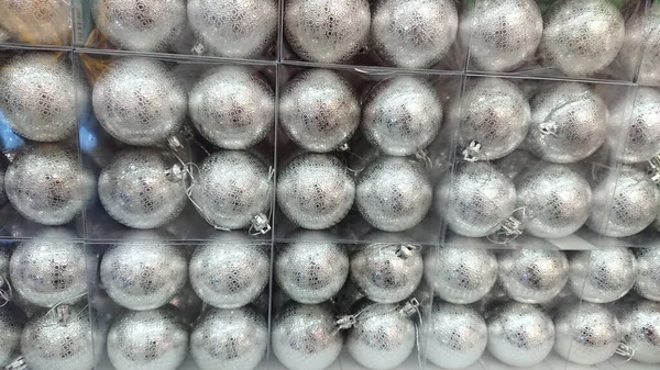 クリスマスツリー上の銀色の装飾のクリスマスボール — ストック写真