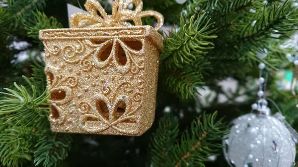 Natal Ornamento Dourado Nos Ramos Árvore Natal — Fotografia de Stock