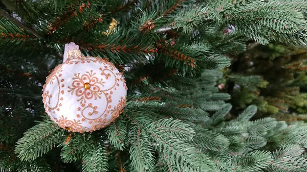 Enfeite Natal Branco Com Pintura Dourada Nos Galhos Árvore Natal — Fotografia de Stock