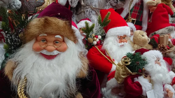 Alguns Papai Noel Outras Decorações Natal Prateleira Loja — Fotografia de Stock