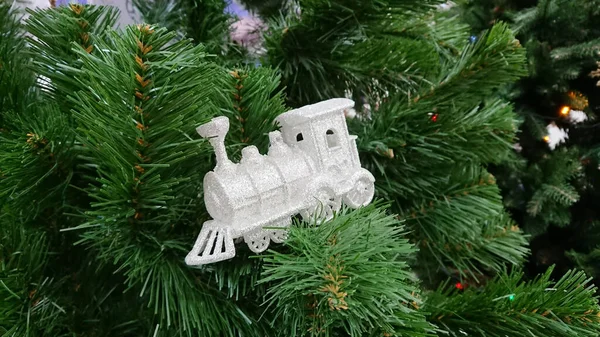 Decoração Forma Trem Fica Nos Ramos Árvore Natal — Fotografia de Stock