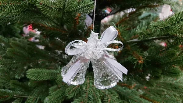 圣诞树的枝子上挂着水晶铃铛状的装饰品 — 图库照片