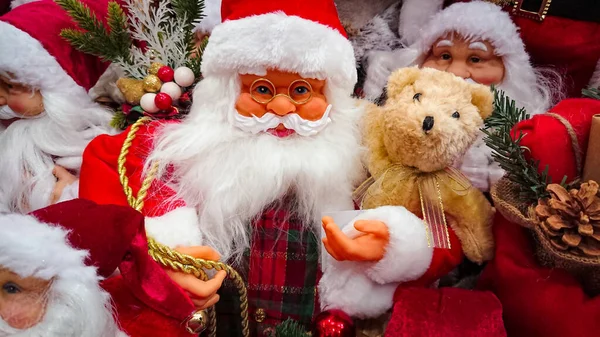 Decoração Natal Papai Noel Com Urso Nas Mãos — Fotografia de Stock