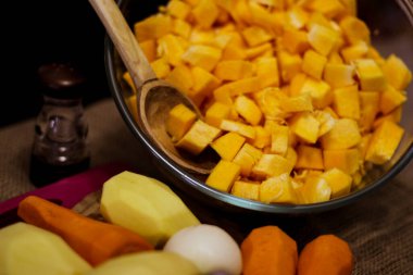 Lezzetli balkabağı çorbası için küçük bir set: kabak, soğan, havuç, patates, biber, tuz.