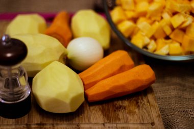 Lezzetli balkabağı çorbası için küçük bir set: kabak, soğan, havuç, patates, biber, tuz.