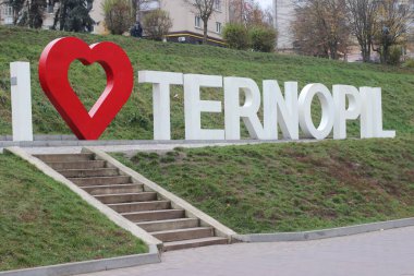 Ternopil, Ukrayna - 2 Kasım 2018: Şehir parkındaki dev harfler