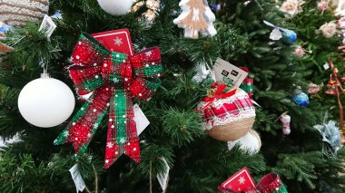 Ternopil, Ukrayna - 6 Kasım 2018: Mağazadaki Noel ağacının dallarında Noel ağacı süslemeleri
