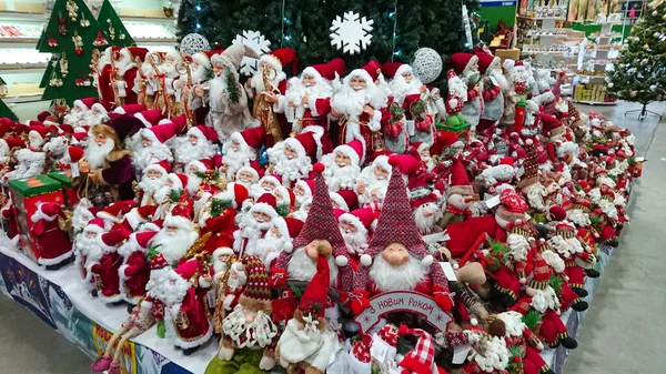 テルノピル ウクライナ 11月6 2018 多くのサンタクロースの人形は モールでクリスマスフェアの棚の上に立っています — ストック写真
