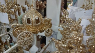 Ternopil, Ukrayna - 6 Kasım 2018: Alışveriş merkezinin rafında renkli Noel süsleri