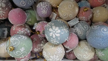 Ternopil, Ukrayna - 6 Kasım 2018: Alışveriş merkezinin rafında renkli Noel süsleri