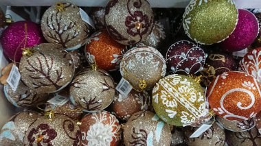 Ternopil, Ukrayna - 6 Kasım 2018: Alışveriş merkezinin rafında renkli Noel süsleri