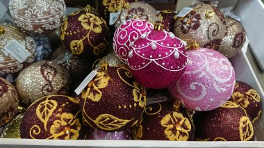 Ternopil, Ukrayna - 6 Kasım 2018: Alışveriş merkezinin rafında renkli Noel süsleri