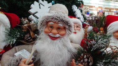 Ternopil, Ukrayna - 6 Kasım 2018: Birçok Noel Baba figürü alışveriş merkezindeki Noel Fuarı 'nın rafında duruyor