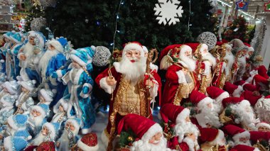 Ternopil, Ukrayna - 6 Kasım 2018: Birçok Noel Baba figürü alışveriş merkezindeki Noel Fuarı 'nın rafında duruyor