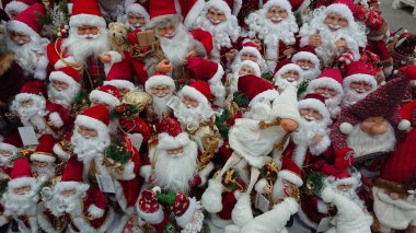 Ternopil, Ukrayna - 6 Kasım 2018: Birçok Noel Baba figürü alışveriş merkezindeki Noel Fuarı 'nın rafında duruyor