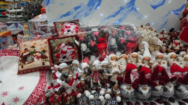 Ternopil, Ukrayna - 6 Kasım 2018: Birçok Noel Baba figürü alışveriş merkezindeki Noel Fuarı 'nın rafında duruyor