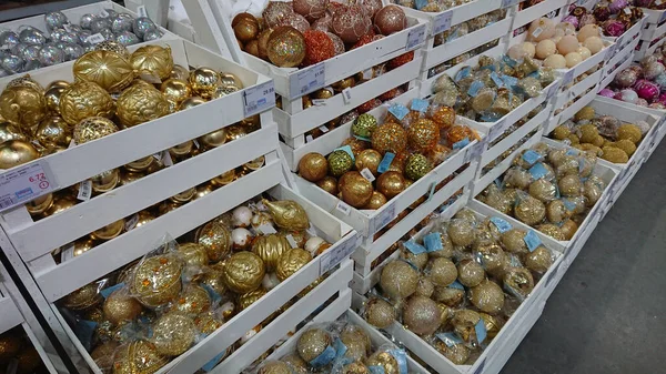 Ternopil Ucrânia Novembro 2018 Enfeites Coloridos Natal Prateleira Shopping — Fotografia de Stock