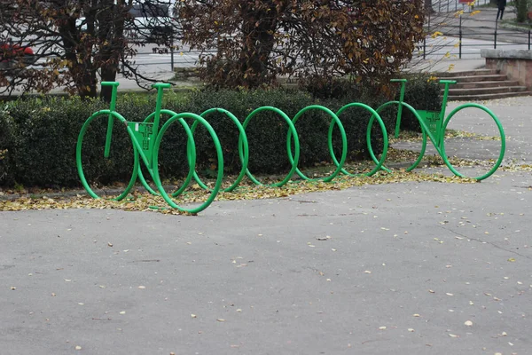 Ternopil Ucraina Novembre 2018 Parcheggio Biciclette Metallo Verde Trova Una — Foto Stock