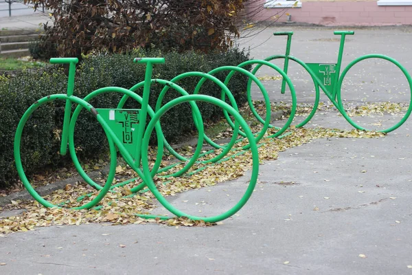 Ternopil Ukraina November 2018 Green Metal Cykelparkering Ligger Stadsgata — Stockfoto