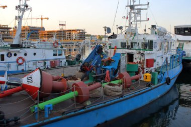 Renkli seyir şamandıraları ve Gdynia limanında demirlemiş deniz donanımlı servis gemisi Polonya 4 Haziran 2019 editoryal kullanımı.