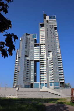 Gdynia Polonya 5 Haziran 2019. Şehir merkezinde açık mavi gökyüzüne karşı cam ve çelik cepheli modern deniz kulelerinin alçak açılı görüntüsü.
