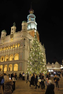 Poznan, Polonya, 12 Aralık 2025 - Poznan Buz Festivali sırasında şehir merkezinde akşam yürüyüşü. Aydınlanmış sokaklardaki ve buz heykel tesislerindeki kalabalıklar. Sadece yazı işleri için..