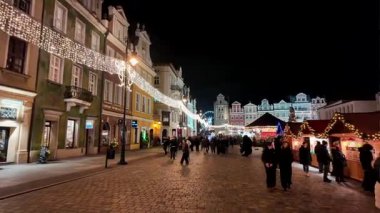 Poznan, Polonya, 12 Aralık 2025: Poznan Buz Festivali sırasında aydınlanmış caddeler ve buz heykel tesislerinde kalabalıkla şehir merkezinde akşam yürüyüşü. Sadece yazı işleri için..