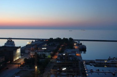 Gdynia Polonya 6 Haziran 2019 liman ve marina sakin mavi saat manzaralı demirli gemiler sessiz su yansımaları ve pastel akşam gökyüzü