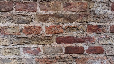 Yıpranmış tuğla duvar dokusu çatlak havan ve düzensiz yüzeyi grunge ve mimari arka planlar için uygun eski duvar detaylarını gösteriyor..
