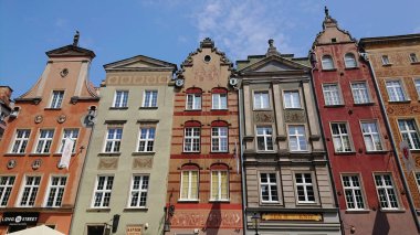 Gdansk, Polonya. Haziran 07, 2019. Dekoratif unsurlar ve geleneksel Avrupa mimarisinin yer aldığı tarihi Eski Şehir cephelerinin ön görünümü.