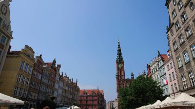 Gdansk, Polonya. Haziran 07, 2019. Açık bir yaz gününde eski kasaba bölgesinde renkli konak evleri ve ana belediye binası olan tarihi cadde manzarası.