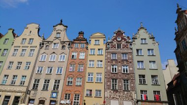 Gdansk, Polonya. Haziran 07, 2019. Süslü cepheleri ve açık mavi gökyüzünün altındaki eski kasaba meydanında çatıları olan renkli tarihi kasaba evleri..