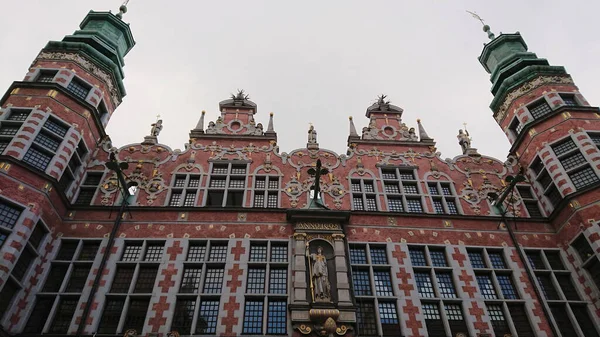 Gdansk, Polonya. Haziran 07, 2019. Rönesans 'ın süslü detayları ve ikiz kuleleri ile Büyük Cephanelik cephesi, eski şehrin en ikonik tarihi binalarından biri..