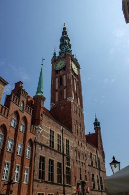 Gdansk, Polonya. Haziran 07, 2019. Gotik tuğlalı belediye binası kulesi. Saati tarihi Eski Şehir siluetine hükmediyor. Açık mavi gökyüzünün altında..