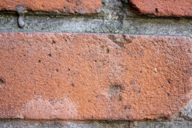 Kırmızılı tuğla duvar yüzeyinin kabataslak dokusu ve kentsel arkaplan tasarımı veya yenileme kavramları için uygun gri harç ile ayrıntılı olarak kapatılması