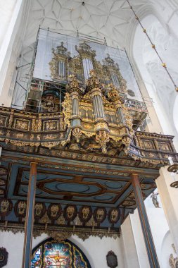 Gdansk, Polonya. Haziran 07, 2019. Kilisenin iç kısımlarında restorasyon sırasında görünen iskelesi olan tarihi barok kilise organı..