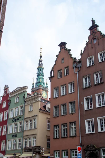 Gdansk, Polonya. Haziran 07, 2019. Gdansk 'ın renkli tarihi konakları belediye binası saat kulesi çatıların üzerinde yükseliyor, geleneksel Avrupa kentsel mimarisini gösteriyor..
