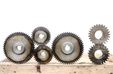 Tahta kutu üzerinde metal Dişliler