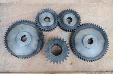 Ahşap arka plan üzerinde metal Dişliler.