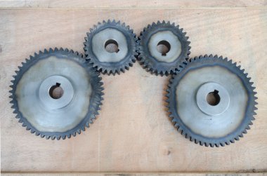 Ahşap arka plan üzerinde metal Dişliler.