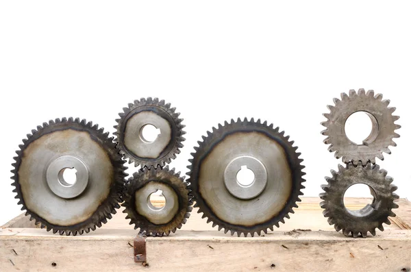 Tahta kutu üzerinde metal Dişliler