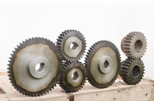 Tahta kutu üzerinde metal Dişliler