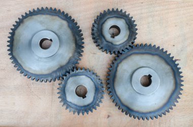 Ahşap arka plan üzerinde metal Dişliler.