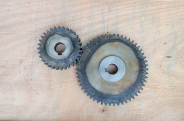 Ahşap arka plan üzerinde metal Dişliler.