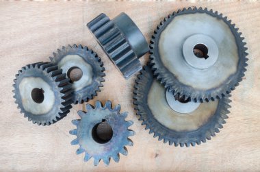 Ahşap arka plan üzerinde metal Dişliler.