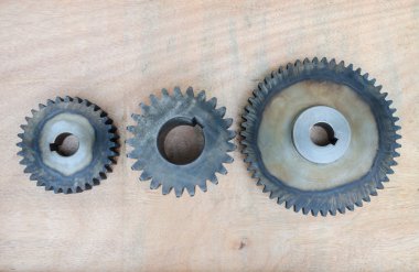 Ahşap arka plan üzerinde metal Dişliler.